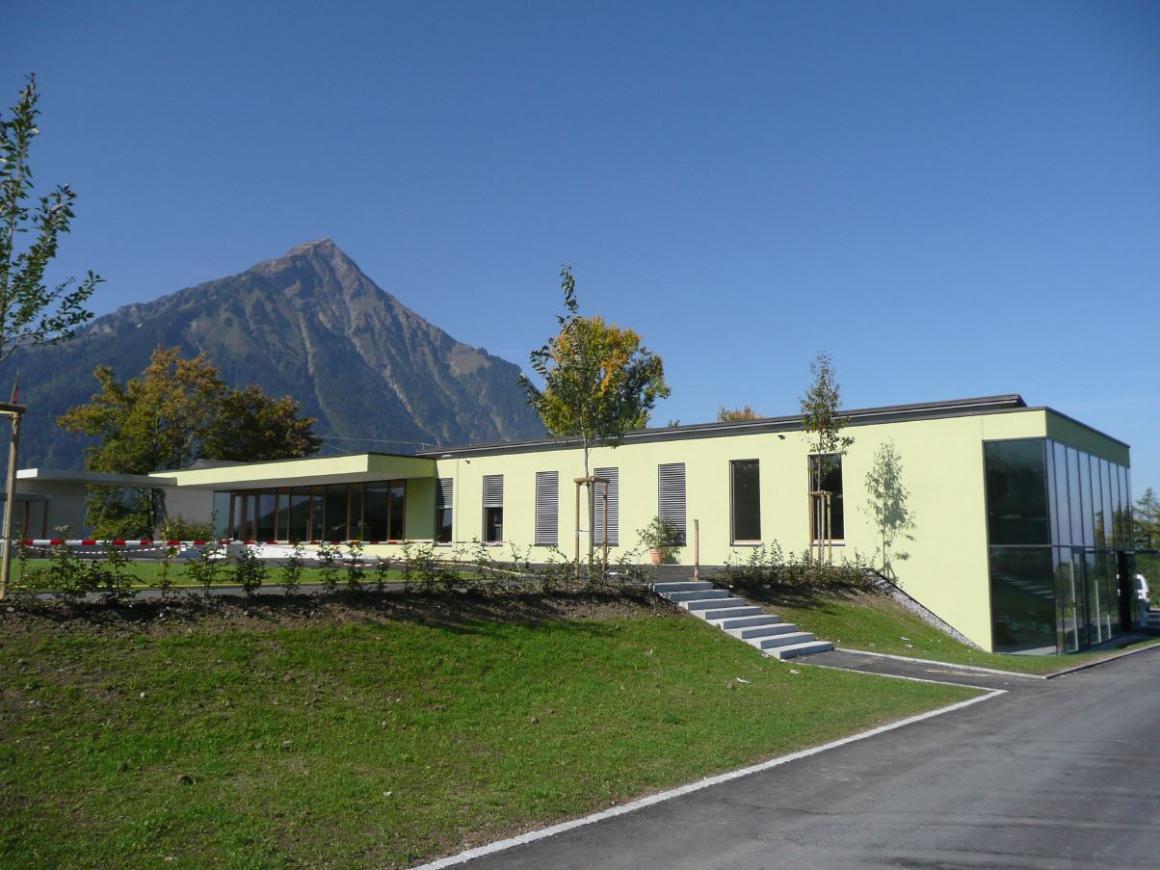 das neue Schul- und Verwaltungsgebäude